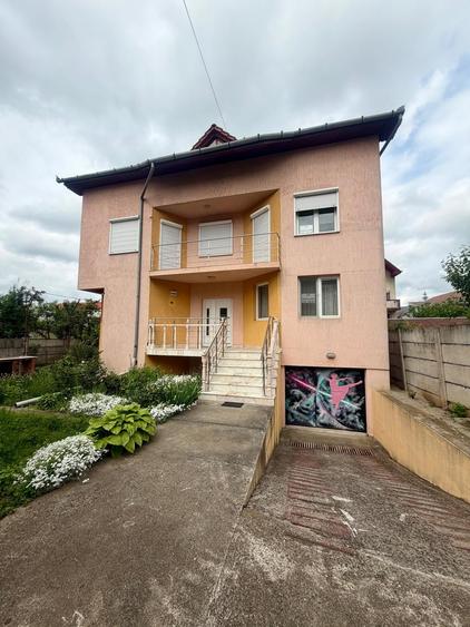 Casă individuală cu 8 camere cu Teren 484 Mp în Cetate