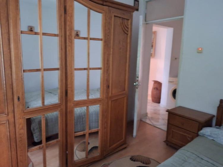 Apartament cu 3 camere decomandat, mobilat în Spital