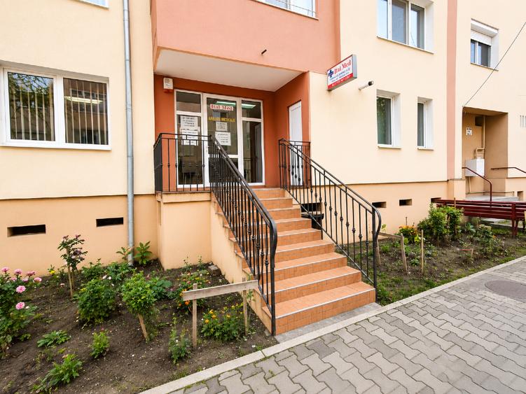 Birou, de 78 mp, în Central
