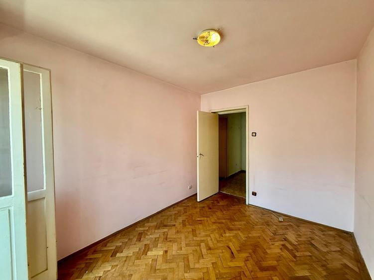 Apartament cu 4 camere decomandat în Piața Centrală