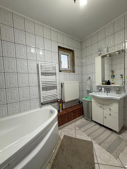Casă individuală cu 8 camere cu Canalizare în Apărătorii Patriei