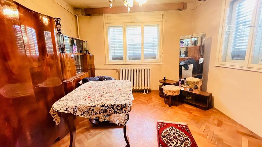 Casă individuală cu 7 camere cu Canalizare în Mehala