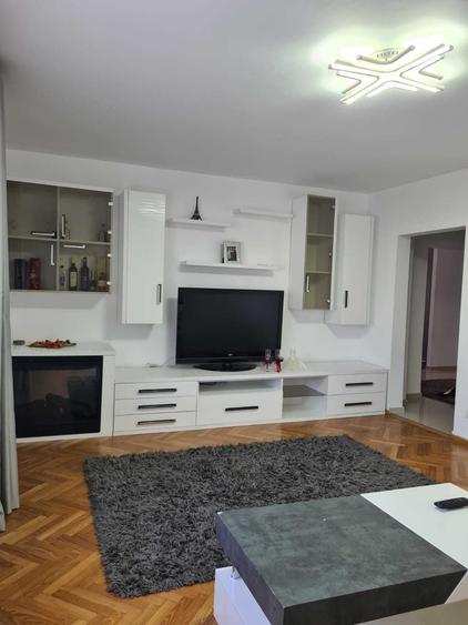 Apartament cu 4 camere decomandat în Central
