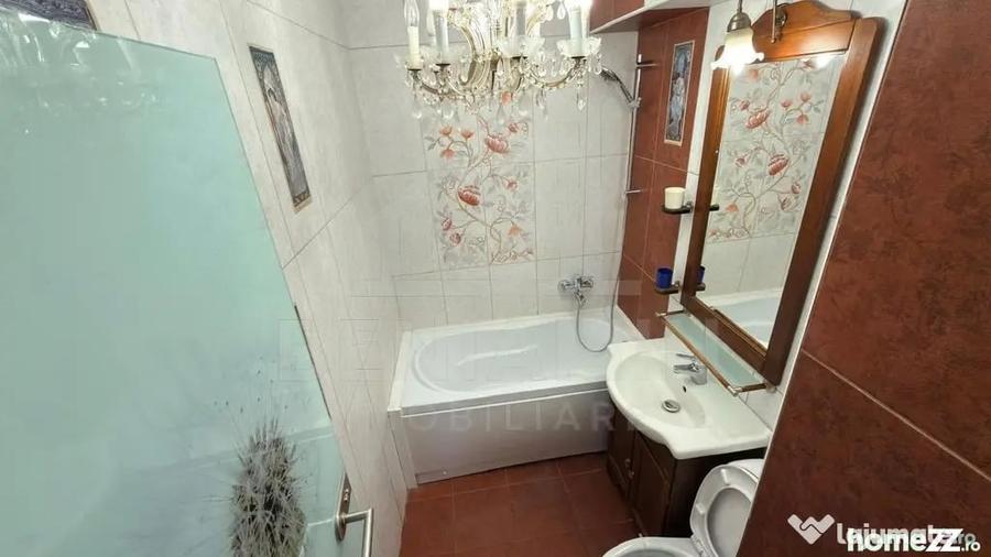 Apartament cu 3 camere decomandat în Calea București