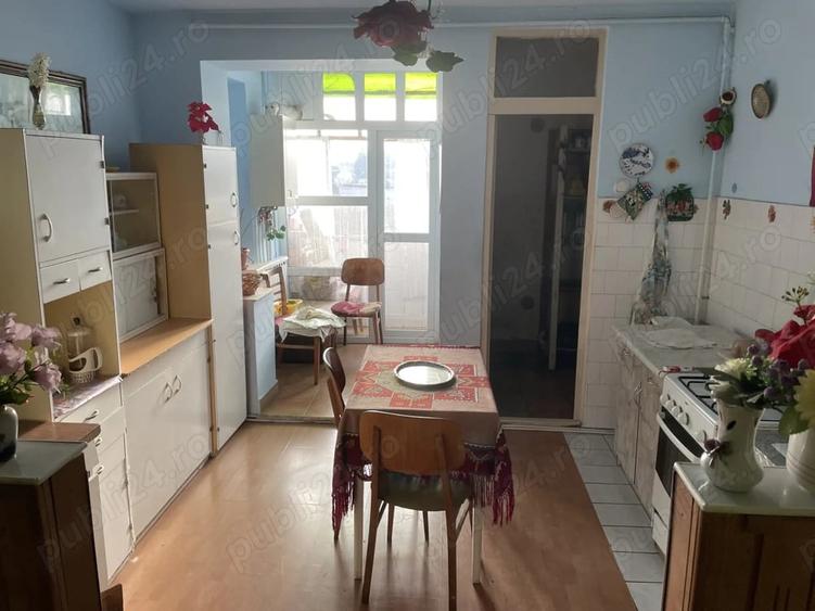 Apartament cu 4 camere decomandat în Central