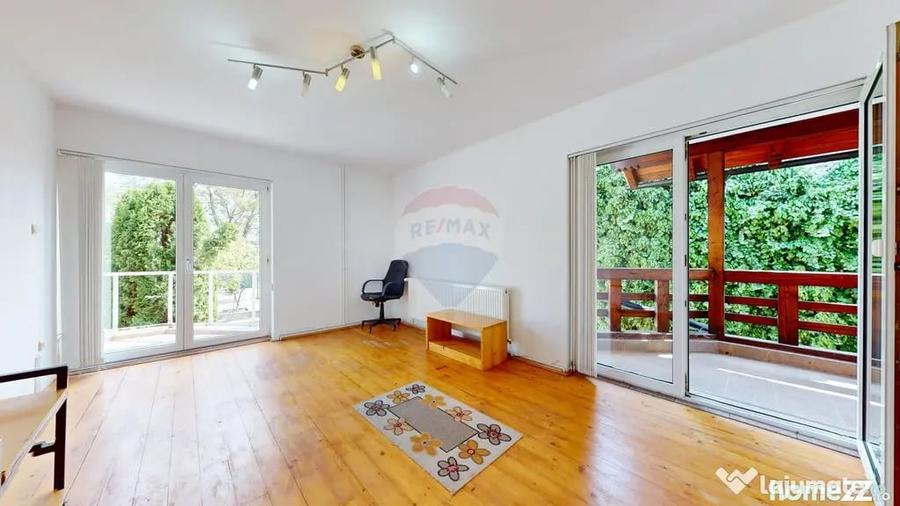 Casă cu 10 camere cu Teren 710 Mp în Central