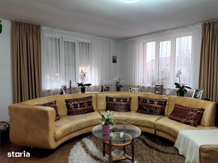 Casă cu 5 camere cu Teren 260 Mp în Piața Centrală