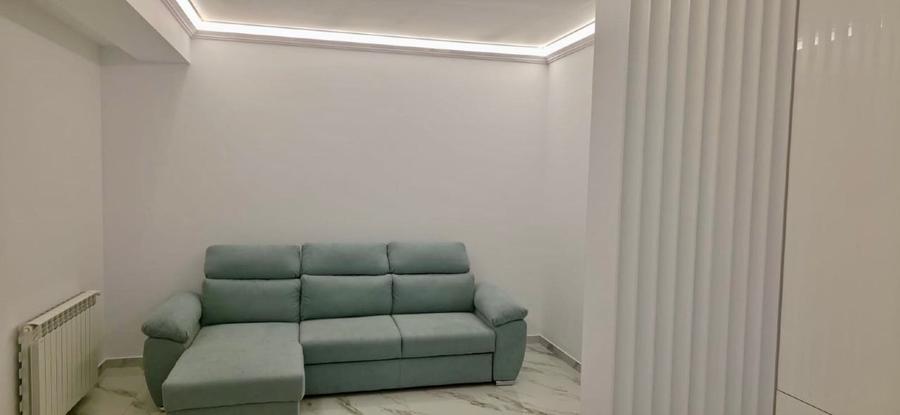 Apartament cu 3 camere decomandat, mobilat în Palazu Mare