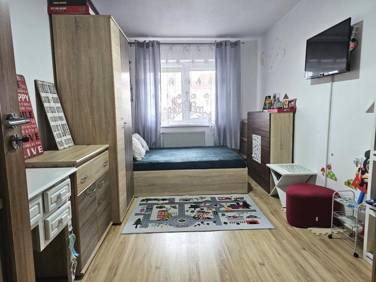 Apartament cu 3 camere decomandat, mobilat în Cetate