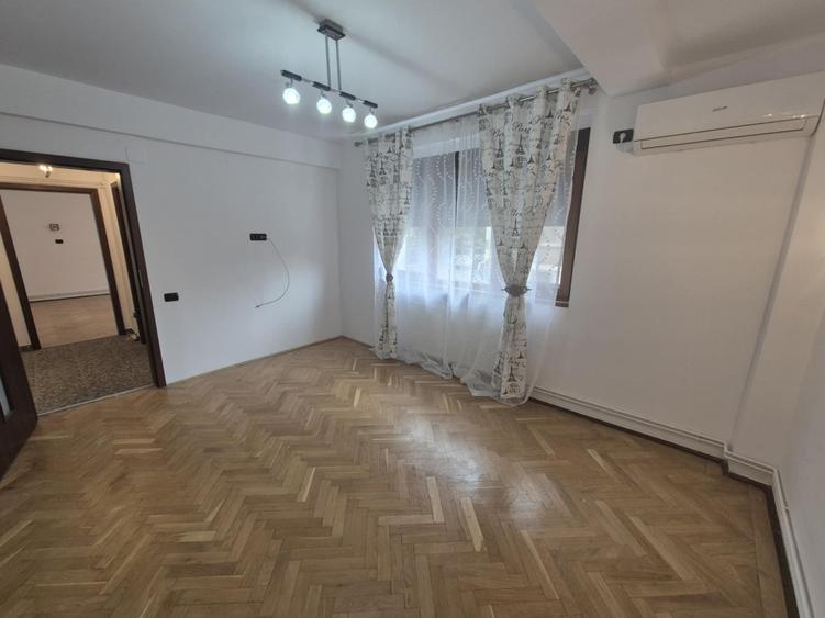 Apartament cu 3 camere decomandat în Calea Victoriei
