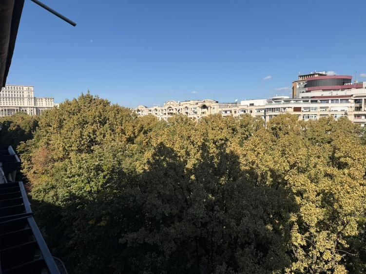 Apartament cu 4 camere semidecomandat în Unirii