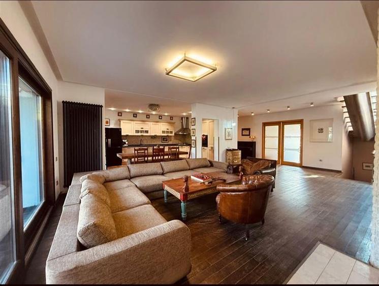Duplex cu 6 camere cu Piscina în Iancu Nicolae