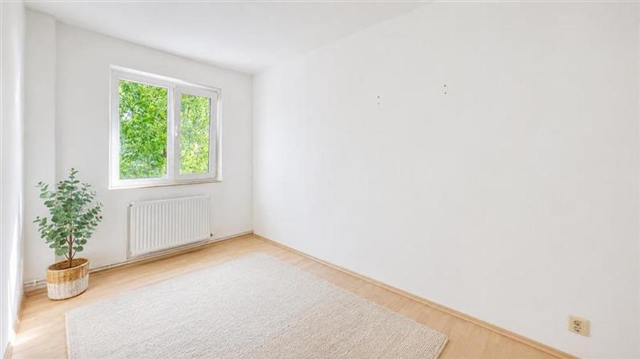 Apartament cu 3 camere decomandat în Exterior Est