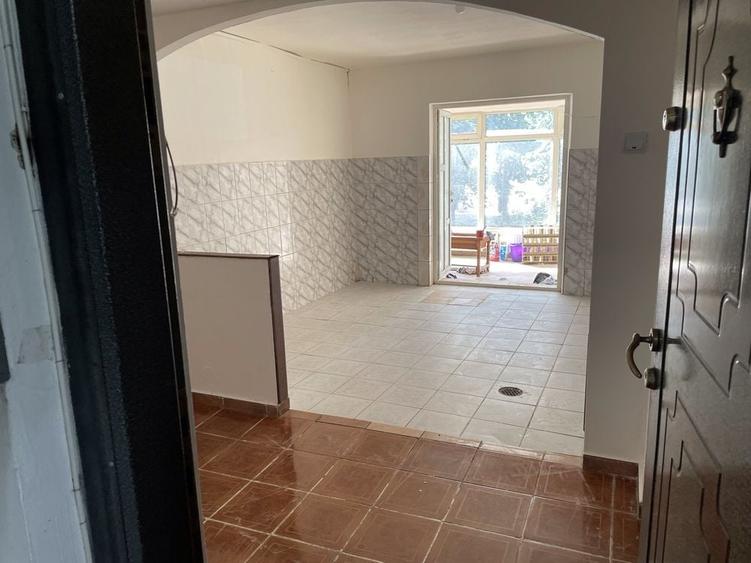 Apartament cu 3 camere decomandat în Milcov
