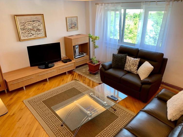 Apartament cu 4 camere semidecomandat, mobilat în Plopilor