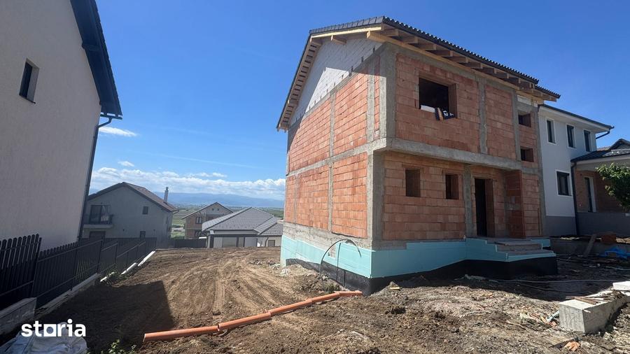 Casă cu 4 camere cu Teren 400 Mp în Șura Mare