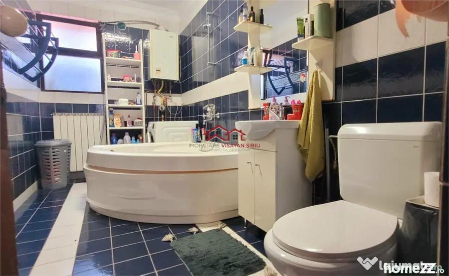 Casă cu 9 camere cu Canalizare în Traian