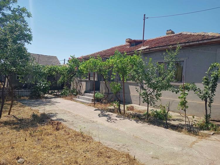 Casă cu 3 camere în Baia