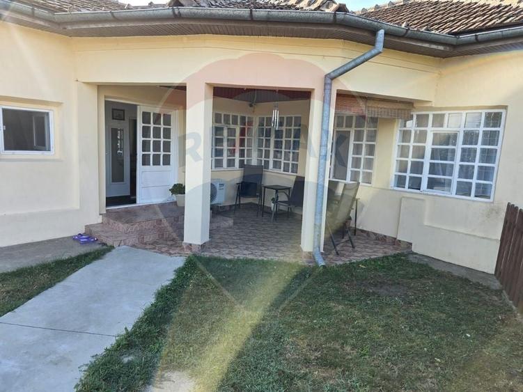 Casă cu 4 camere cu Teren 1000 Mp în Central