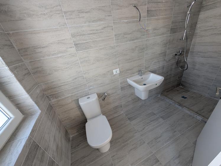Casă individuală cu 4 camere cu Canalizare în Tunari