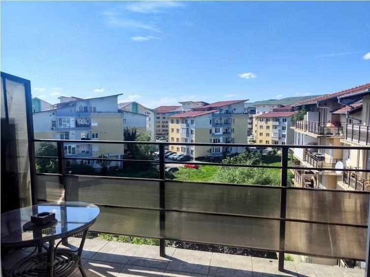 Apartament cu 4 camere semidecomandat în Exterior Vest