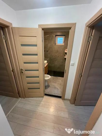 Apartament cu 3 camere semidecomandat în Giurgiului