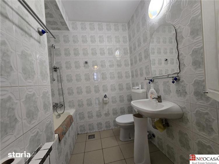 Casă cu 7 camere decomandat cu Teren 271.57 Mp în Grivița