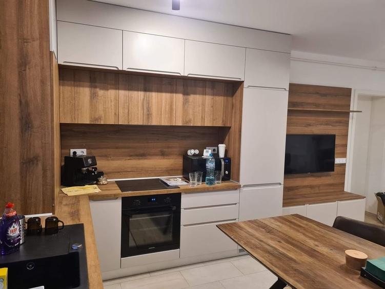 Apartament cu 3 camere decomandat în Tractorul