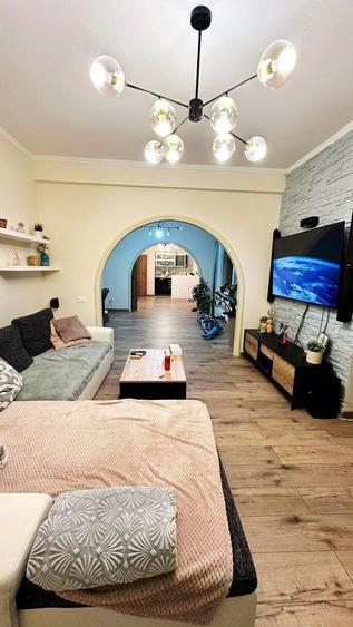 Apartament cu 3 camere semidecomandat, mobilat în Universitate