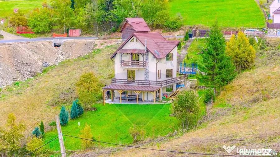 Casă cu 4 camere cu Teren 1053 Mp în Fundata