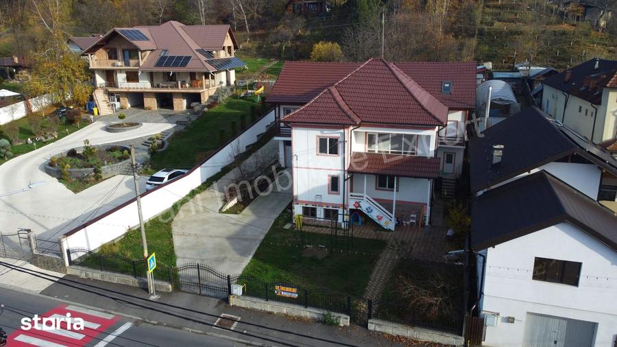 Casă cu 8 camere cu Teren 1500 Mp în Central