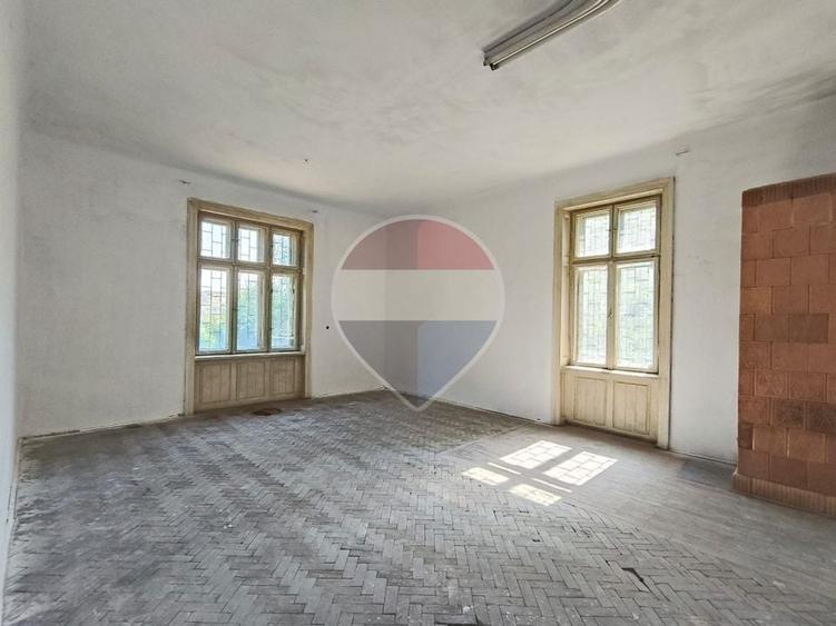 Casă individuală cu 18 camere cu Teren 666 Mp în Central