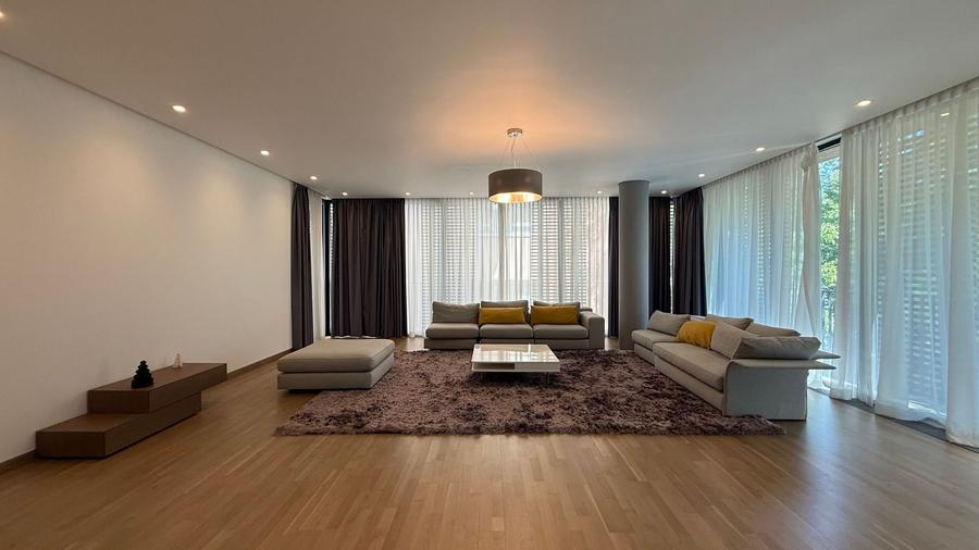 Apartament cu 5 camere decomandat în Primăverii