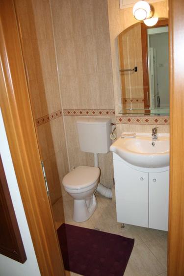 Apartament cu 3 camere decomandat, mobilat în Bucovina