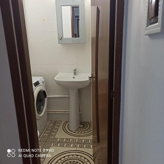 Apartament cu 3 camere decomandat, mobilat în Vitan