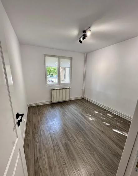 Apartament cu 4 camere decomandat în Apărătorii Patriei