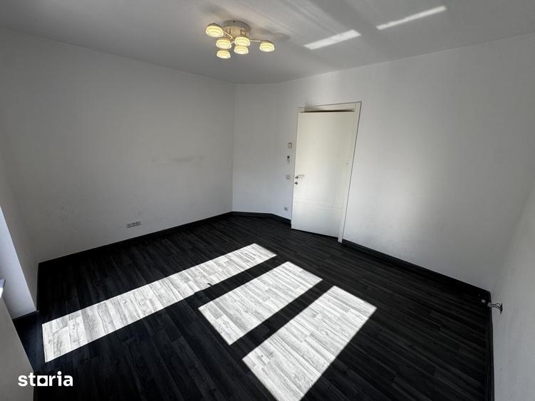 Casă cu 9 camere cu Teren 130 Mp în Centrul Civic