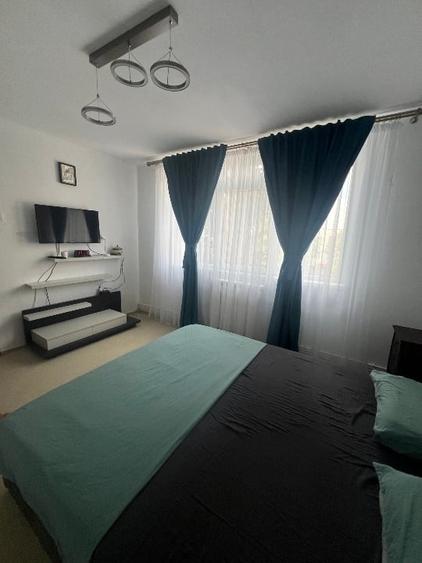 Apartament cu 3 camere semidecomandat, mobilat în Central