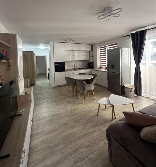 Apartament cu 3 camere decomandat în Florești