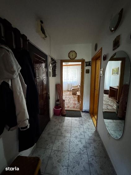 Apartament cu 3 camere decomandat în Podu Roș