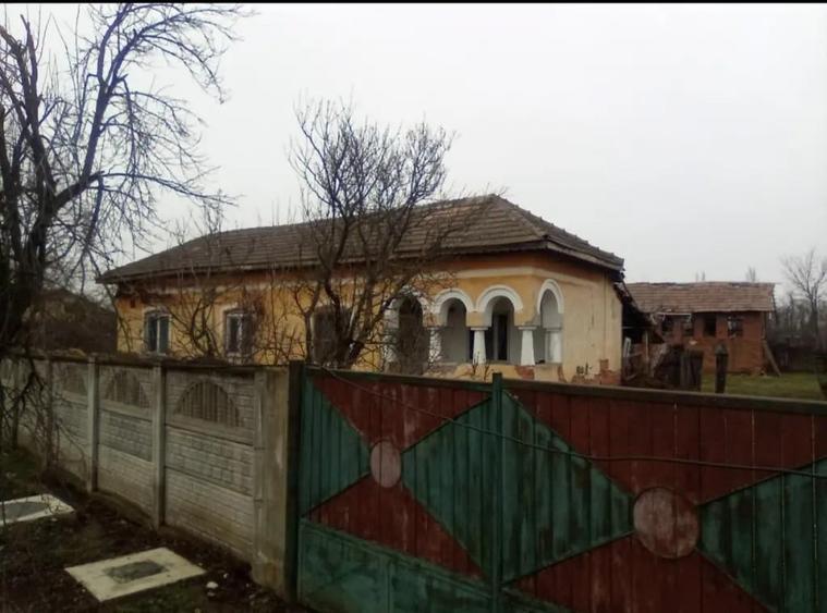 Casă cu 3 camere în Rotunda