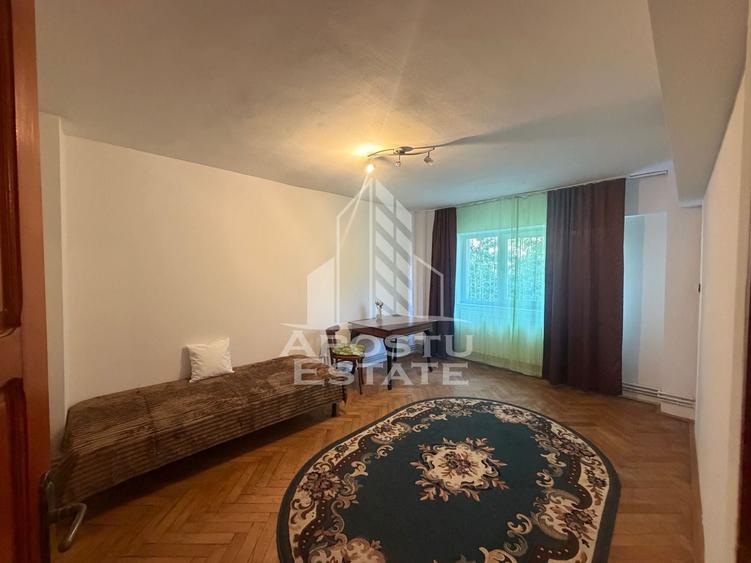Apartament cu 3 camere decomandat în Aradului