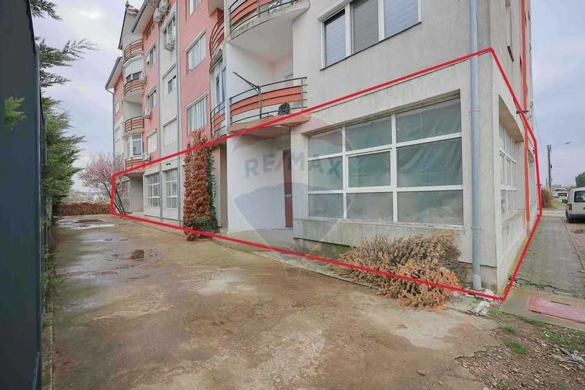 Spațiu comercial, de 432 mp, în Sânmartin