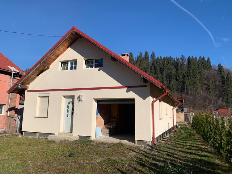 Casa cu etaj si semineu, intr-o zona linistita - 1