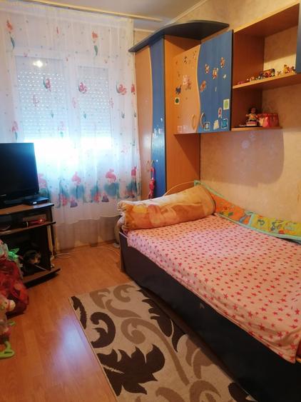 Apartament cu 3 camere semidecomandat în Vest