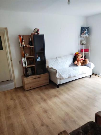 Apartament cu 3 camere semidecomandat, mobilat în Dacia