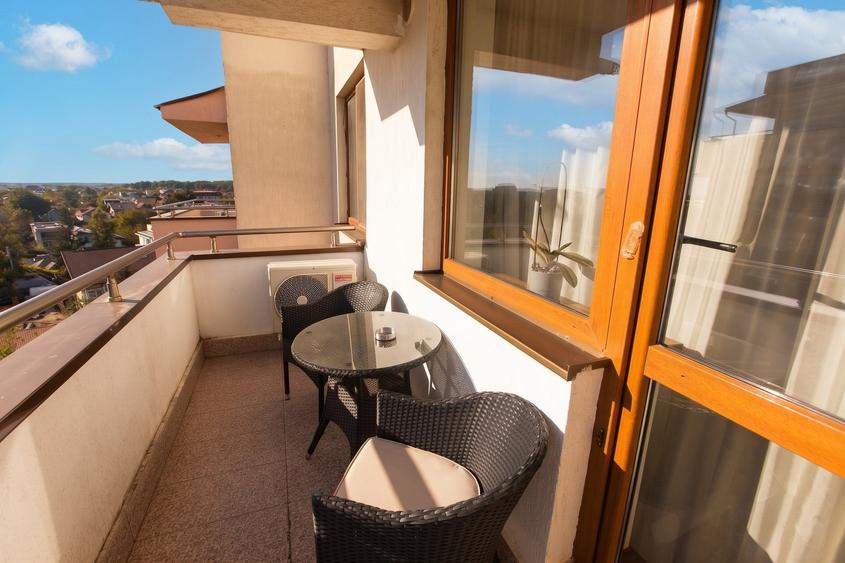 Apartament cu 2 camere semidecomandat, mobilat în Sisești