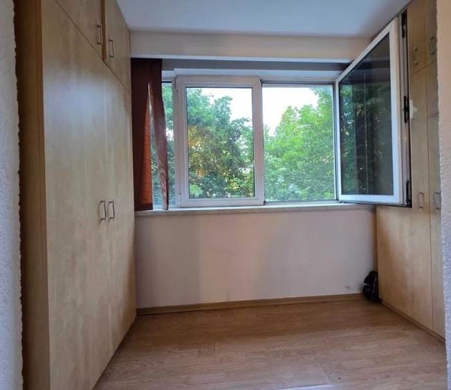 Apartament cu 3 camere semidecomandat în Berceni