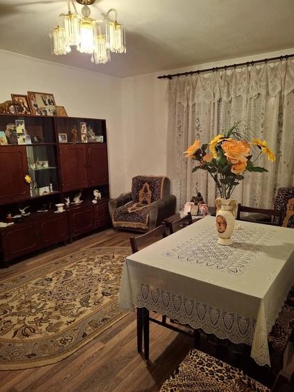 Apartament cu 4 camere decomandat în Central