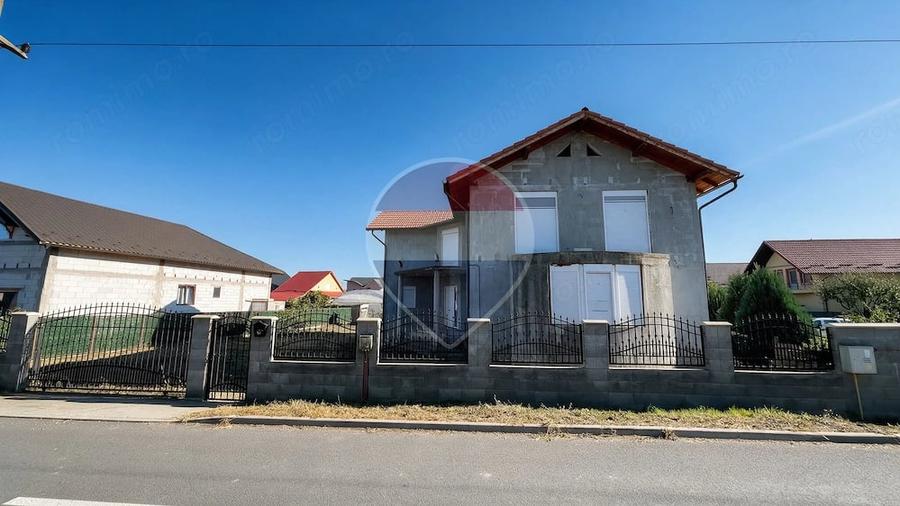 Casă cu 6 camere cu Teren 812 Mp în Cornești
